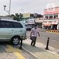 Kendaraan terparkir di sekitar trotoar kawasan Jatinegara, Jakarta, Selasa (14/7/2020). Tidak adanya sanksi tegas membuat trotoar yang telah diperlebar tersebut justru dimanfaatkan sebagai lahan parkir liar yang mengganggu ketertiban umum. (Liputan6.com/Immanuel Antonius)