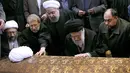 Suasana duka saat Ayatollah Ali Khamenei mengahadiri upacara pemakaman Hashemi Rafsanjani di kampus Tehran University di Teheran, Iran (10/1). (HO/KHAMENEI.IR/AFP)
