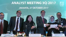 Dirut Bank BJB, Ahmad Irfan (ketiga kanan) dan jajaran direksi ketika analyst meeting 3Q 2017 di Jakarta, Jumat (27/10). Kinerja Bank BJB triwulan III 2017 ditutup dengan total raihan dana pihak ketiga (DPK) sebesar Rp 86,6 triliun. (Liputan6.com)