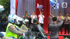 Kapolri Jenderal Listyo Sigit Prabowo bersama Menteri Perhubungan (Menhub) Budi Karya Sumadi melepas keberangkatan bus yang mengangkut peserta Mudik Gratis Polri Presisi Tahun 2023 di Lapangan Silang Monas, Jakarta Pusat, Selasa (18/4/2023). (merdeka.com/Imam Buhori)