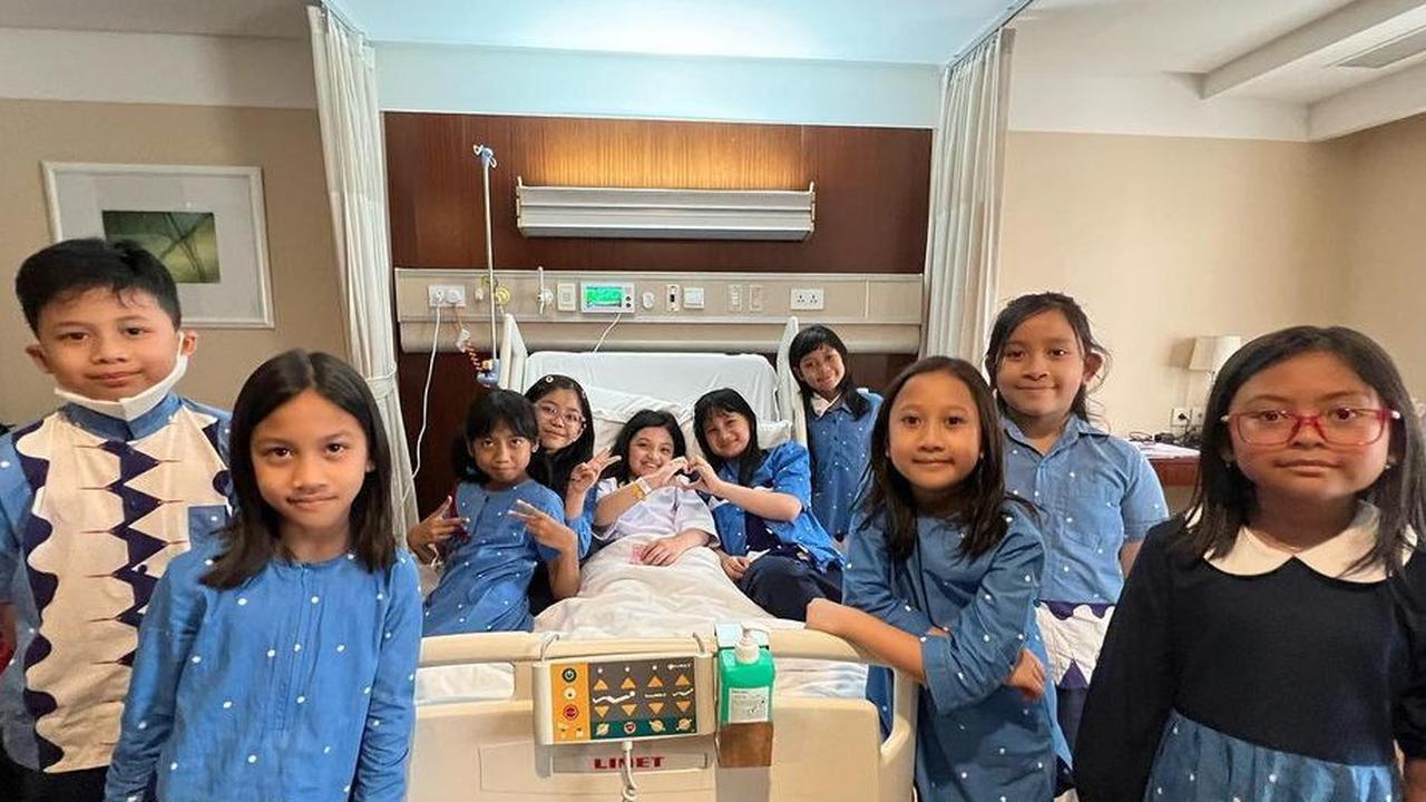 Arsy Hermansyah banyak dijenguk oleh teman dan kerabat. Di antaranya teman sekolah, King Faaz dan keluarga, hingga Geni Faruk dan adik Atta Halilintar.