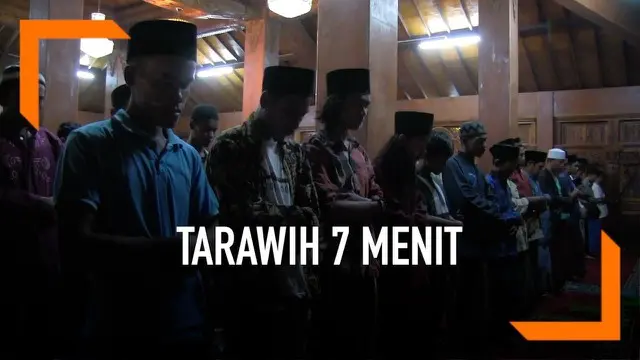 Sebuah padepokan di Cirebon, Jawa Barat mengajarkan jemaahnya salat Tarawih 23 rakaat hanya dalam waktu 7 menit saja.