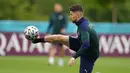 Gelandang Italia, Jorginho mengontrol bola saat mengikuti sesi latihan di tempat latihan Tottenham Hotspur di London, Sabtu (10/7/2021). Italia akan bertanding melawan Inggris pada final Euro 2020 di Stadion Wembley. (AP Photo/Frank Augstein)