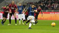Gelandang Inter Milan, Hakan Calhanoglu mencetak gol pertama timnya melalui tendangan penalti ke gawang AC Milan pada pertandingan Liga Serie A Italia di stadion San Siro, di Milan, Italia, Senin (8/11/2021). AC Milan bermain imbang atas Inter Milan 1-1. (AP Photo/Antonio Calani)