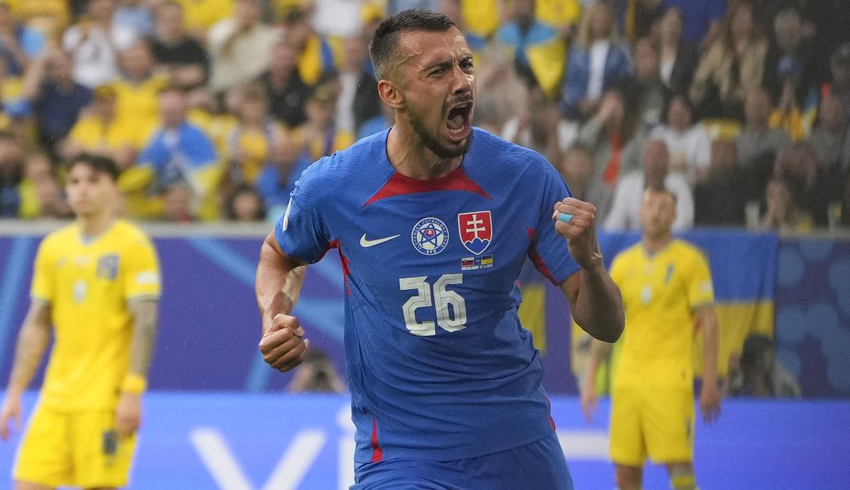 Selebrasi striker Timnas Slovakia, Ivan Schranz setelah mencetak gol ke gawang Timnas Ukraina pada laga matchday kedua Grup E Euro 2024 di Merkur Spiel-Arena, Dusseldorf, Jerman, Jumat (21/6/2024). (AP Photo/Andreea Alexandru)