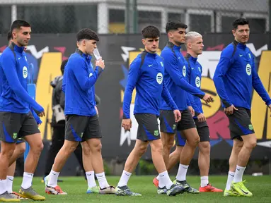 Para pemain FC Barcelona sesaat sebelum sesi latihan menjelang pertandingan sepak bola fase liga hari ke-4 melawan Stade Brestois di tempat latihan Joan Gamper di Sant Joan Despi, dekat Barcelona, pada 25 November 2024. (Josep LAGO/AFP)