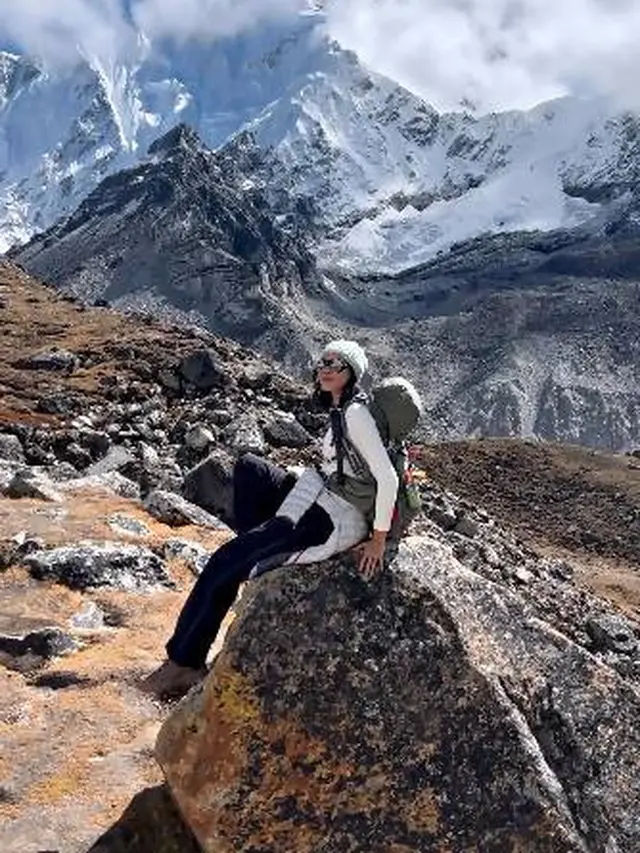 Dikelilingi Gunung Es, Ini 7 Potret Della Dartyan Sampai di Everest Base Camp