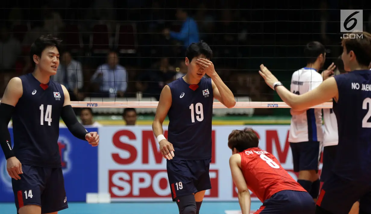 Pemain Timnas voli putra Korea Selatan saat dikalahkan Kazakhstan di Semifinal Kejuaraan Voli Asia 2017 di GOR Tri Dharma, Gresik, Senin (31/7). Kazakhstan unggul 3-2. (Liputan6.com/Helmi Fithriansyah)