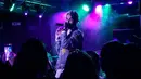 Penampilan Aaron Carter saat menyanyikan sebuah lagu di atas panggung. Pelantun lagu "I'm All About You" dan "Crazy Little Party Girl" meninggal dunia dalam usia 34 tahun. (Instagram/aaroncarter)