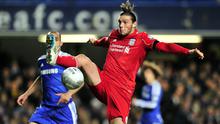 Striker Liverpool, Andy Carroll berusaha menendang bola ke gawang Chelsea pada laga Piala Liga 2011/2012 di Stamford Bridge, London (29/11/2011). Andy Carroll yang hanya membela Liverpool selama satu setengah musim dan tampil dalam 58 laga dengan torehan 4 gol dan 7 assist akhirnya dilepas ke West Ham United pada awal musim 2013/2014 setelah sempat semusim berstatus pinjaman. The Hammers harus merogoh kocek senilai 17,5 juta euro atau kini setara Rp287 miliar. (AFP/Glyn Kirk)