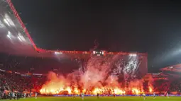 Pyro show atau pertunjukan suar dan kembang api diperagakan oleh pendukung FC Twente menjelang dimulainya babak kedua pertandingan Liga Europa 2024/2025 melawan Besiktas di De Grolsch Veste stadium, Enschede, Belanda, Jumat (31/01/2025) dini hari WIB. (AP Photo/Peter Dejong)