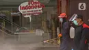 Petugas pemadam kebakaran Kota Depok bersiap melakukan penyemprotan disinfektan di Mal Margo City, Depok, Sabtu (22/08/2020). Penyemprotan dilakukan menyusul  adanya 15 pegawai di gerai perbelanjaan Giant Margo City yang positif COVID-19. (Liputan6.com/Herman Zakharia)