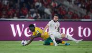 Pemain Timnas Indonesia,&nbsp;Calvin Verdonk, berebut bola dengan pemain Australia,&nbsp;Nestory Irankunda, pada laga kedua Grup C Kualifikasi Piala Dunia 2026 Zona Asia di Stadion Utama Gelora Bung Karno (SUGBK), Jakarta Pusat, pada Selasa (10/9/2024). (Bola.com/Bagaskara Lazuardi)