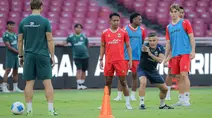 Pelatih kepala Timnas Indonesia, John Herdman memberikan instruksi kepada para pemain saat latihan resmi menjelang laga FIFA Matchday melawan Oman di Stadion Utama Gelora Bung Karno (SUGBK), Senayan, Jakarta, Kamis (04/06/2026) WIB. (Bola.com/Bagaskara Lazuardi)