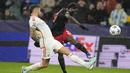 Striker RB Salzburg, Sekou Koita (kanan) melepaskan tendangan yang berusaha diblok bek Benfica, Nicolas Otamendi pada laga matchday keenam Grup D Liga Champions 2023/2024 di Red Bull Arena, Salzburg, Austria, Rabu (13/12/2023) dini hari WIB. (AP Photo/Matthias Schrader)