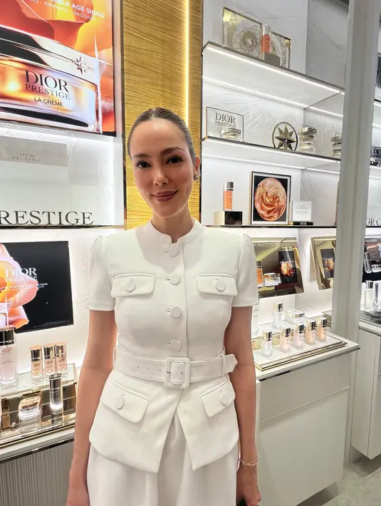 Cathy Sharon tampil dengan elegan look serba putih safari top style dan riasan natural. / Foto dok: Fimela.