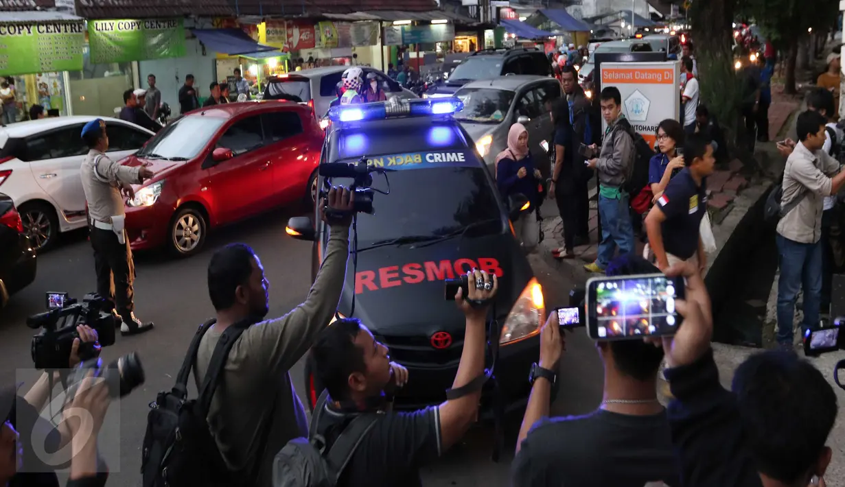Mobil petugas kepolisian saat memasuki RSAL Mintohardjo, Jakarta, Senin (14/3). Rumah Sakit Angkatan Laut (RSAL) Mintohardjo, Jakarta, Senin (14/3). Lokasi terjadinya kebakaran kini dijaga ketat oleh pihak keamanan. (Liputan6.com/Gempur M Surya)