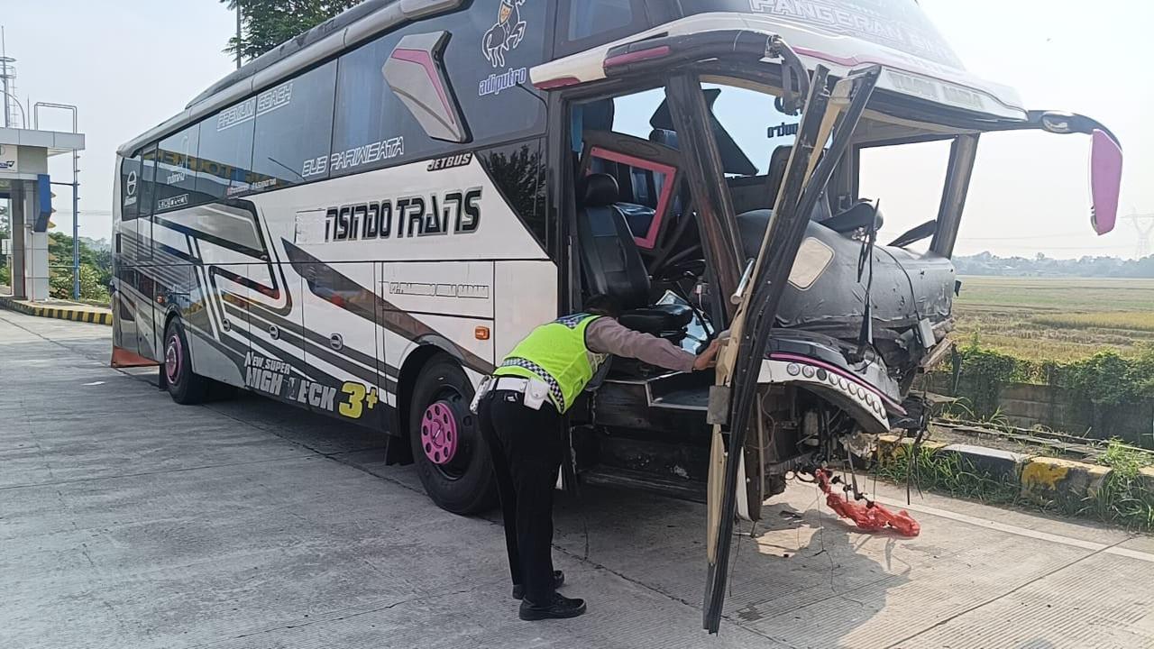 Mobil BRV Lawan Arah Tabrak Bus Rombongan Suporter Persebaya