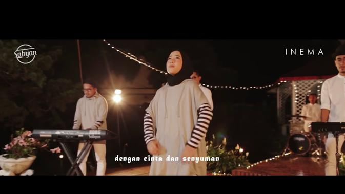 Baju Kembar Nissa Sabyan dan Ayus di Video Klip Jadi Sorotan. (YouTube Official Sabyan gambus)