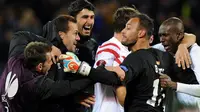 Para pemain Sevilla merayakan keberhasilan lolos ke semifinal Liga Europa setelah menahan imbang Zenit St Peterburg 2-2.