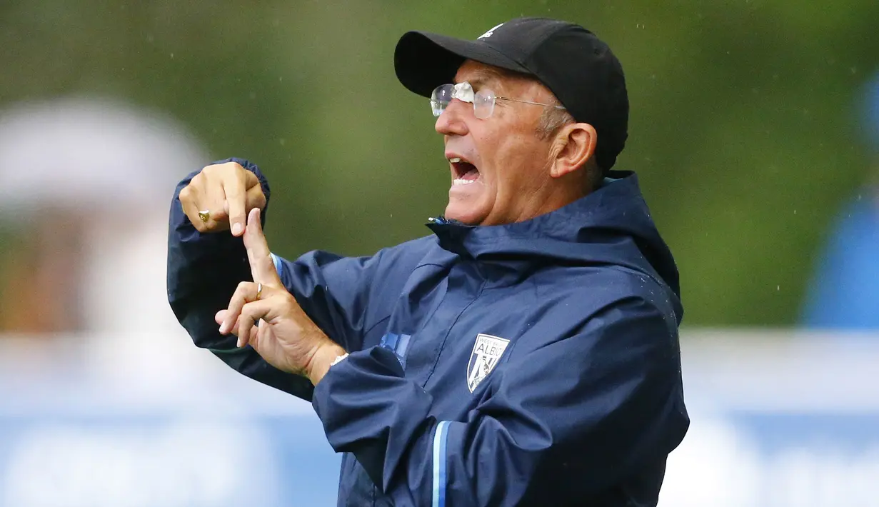 Pelatih West Brom, Tony Pulis memberikan arahan kepada anak asuhnya saat melakukan laga uji coba melawan PSG di  Schladming Athletic Area, Austria, (13/7/2016). PSG menang 2-1. (Action Images via Reuters/Dominic Ebenbichler)