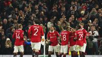 Para pemain Manchester United merayakan gol yang dicetak Marcus Rashford dalam laga kontra Burnley pada laga babak keempat Carabao Cup yang digelar di Old Trafford, Kamis (22/12/2022) dini hari WIB. (AP Photo/Dave Thompson)