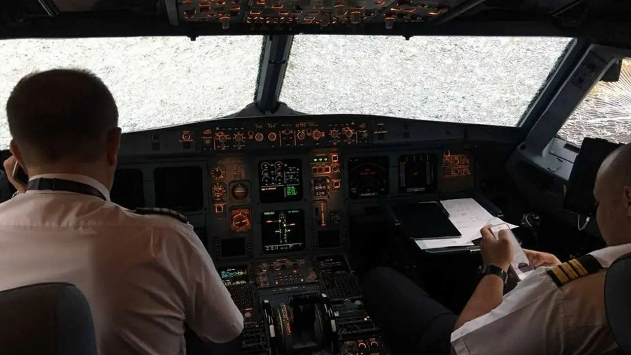 Jendela pecah dihantam badai, pilot  Ukraina Alexander Akopov medaratkan pesawat dalam kondisi 'buta' (Facebook/Oleg Lungul)