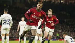 Pemain Manchester United, Marcus Rashford (tengah) merayakan golnya ke gawang Tottenham Hotspur pada laga lanjutan Liga Inggris 2023/2024 di Old Trafford, Manchester, Inggris, Senin (15/01/2024) dini hari WIB. (AP Photo/Dave Thompson)