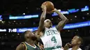 Pemain Boston Celtics, Isaiah Thomas (4) melakukan tembakan melewati hadangan para pemain Utah Jazz pada laga NBA di TD Garden, (3/1/2017). Boston Celtics menang 115-104.  (Reuters/Greg M. Cooper-USA TODAY Sports)
