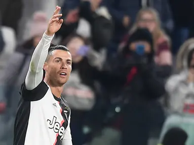 Striker Juventus, Cristiano Ronaldo merayakan gol yang dicetaknya ke gawang Parma pada lanjutan pertandingan Liga Serie A Italia di Stadion Allianz, Minggu (19/1/2020). Ronaldo memborong dua gol saat Juventus mengalahkan Parma dengan skor 2-1. (Fabio Ferrari/LaPresse via AP)