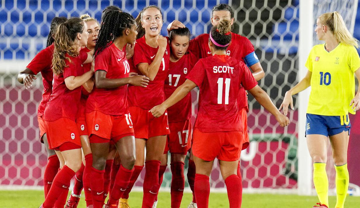 Di waktu normal hingga babak tambahan kedua tim bermain imbang 1-1. Swedia unggul lebih dulu melalui sepakan Stina Blackstenius. Sementara Kanada menyamakan skor lewat penalti dari Jessie Fleming. (Foto: AP/Fernando Vergara)
