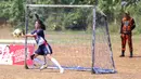 Kiper berusaha menangkap bola saat beraksi pada laga Bedahan Mini Soccer Cup II di Lapangan Bedahan, Depok, Minggu (6/8/2023). (Bola.com/M Iqbal Ichsan)