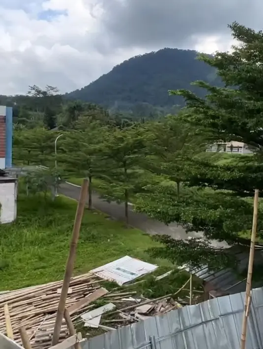 Bikin betah, rumahnya ini langsung menghadap ke pegunungan lho! [instagram/bellashofie_rigan]