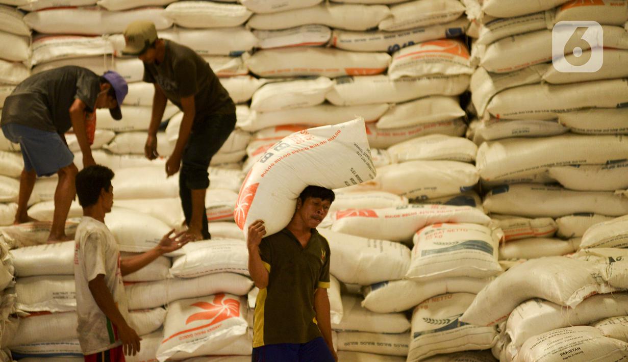 Pekerja memanggul karung beras Bulog di kawasan Kelapa Gading, Jakarta, Kamis (27/2/2020). Jelang Ramadan dan Idul Fitri 2020 Perusahaan Umum Badan Urusan Logistik atau Perum Bulog siap mengamankan pasokan beras di seluruh wilayah Indonesia mencapai 1,7 juta ton. (merdeka.com/Imam Buhori)