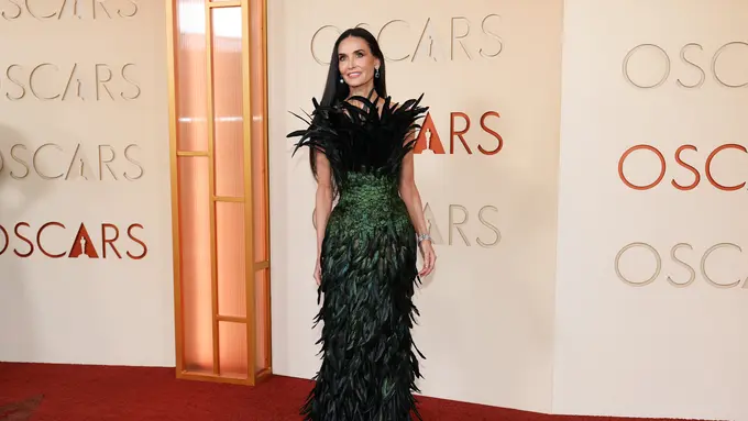 Demi Moore Tebar Pesona Awet Muda Sepanjang Masa di Oscar 2026, Berbalut Gaun Bulu dan Rambut Super Panjang