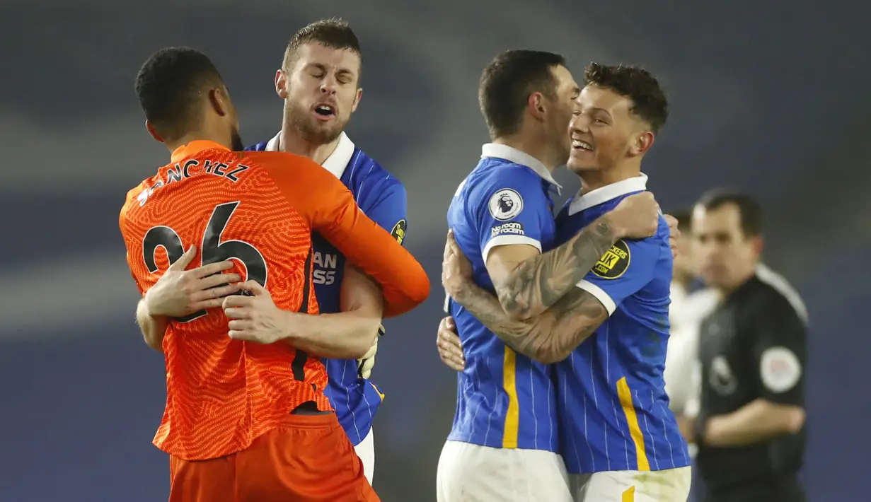 Para pemain Brighton and Hove Albion merayakan kemenangan 1-0 atas Tottenham Hotspur usai berakhirnya laga lanjutan Liga Inggris 2020/21 pekan ke-21 di American Express Community Stadium, Minggu (31/1/2021). (AFP/Andrew Boyers/Pool)