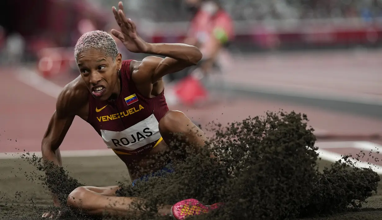 Atlet Venezuela Yulimar Rojas berlaga pada final lompat jangkit putri Olimpiade Tokyo 2020 di Tokyo, Jepang, Minggu (1/8/2021). Yulimar Rojas mengalahkan rekor dunia sebelumnya yaitu 15,50 meter yang dibuat Inessa Kravets dari Ukraina di Gothenburg pada Agustus 1995. (AP Photo/David J. Phillip)