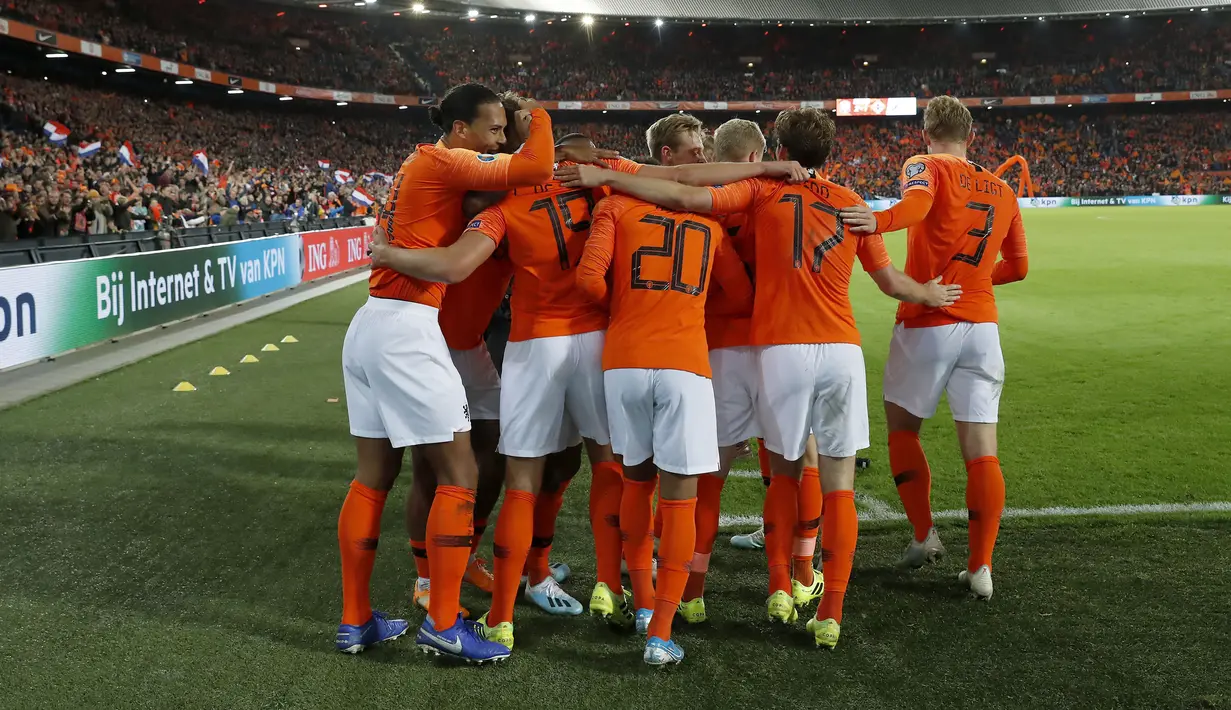 Para pemain Belanda merayakan gol mereka ke gawang Irlandia Utara pada laga kualifikasi Euro 2020 di Rotterdam, Belanda, Kamis (10/10/2019). Belanda menang 3-1 dengan dua gol di antaranya dicetak Memphis Depay. (Maurice van STEEN/ANP/AFP)