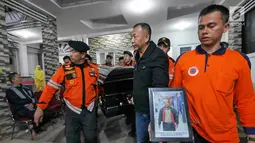 Petugas BNPB membawa jenazah Kapus Data Informasi dan Humas BNPB Sutopo Purwo Nugroho untuk diberangkatkan ke Bandara Soekarno-Hatta usai disemayamkan di rumah duka Raffles Hils, Cimanggis, Depok, Senin (7/7/2019). Sutopo akan dikebumikan di Boyolali. (Liputan6.com/Herman Zakharia)