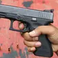 Pistol Glock 17 yang digunakan dalam uji coba senjata terkait kasus peluru nyasar ke Gedung DPR di Mako Brimob, Depok, Selasa (23/10). Uji coba dilakukan menggunakan sasaran kaca setebal 6 milimeter dengan jarak 300 meter. (Liputan6.com/Immanuel Antonius)