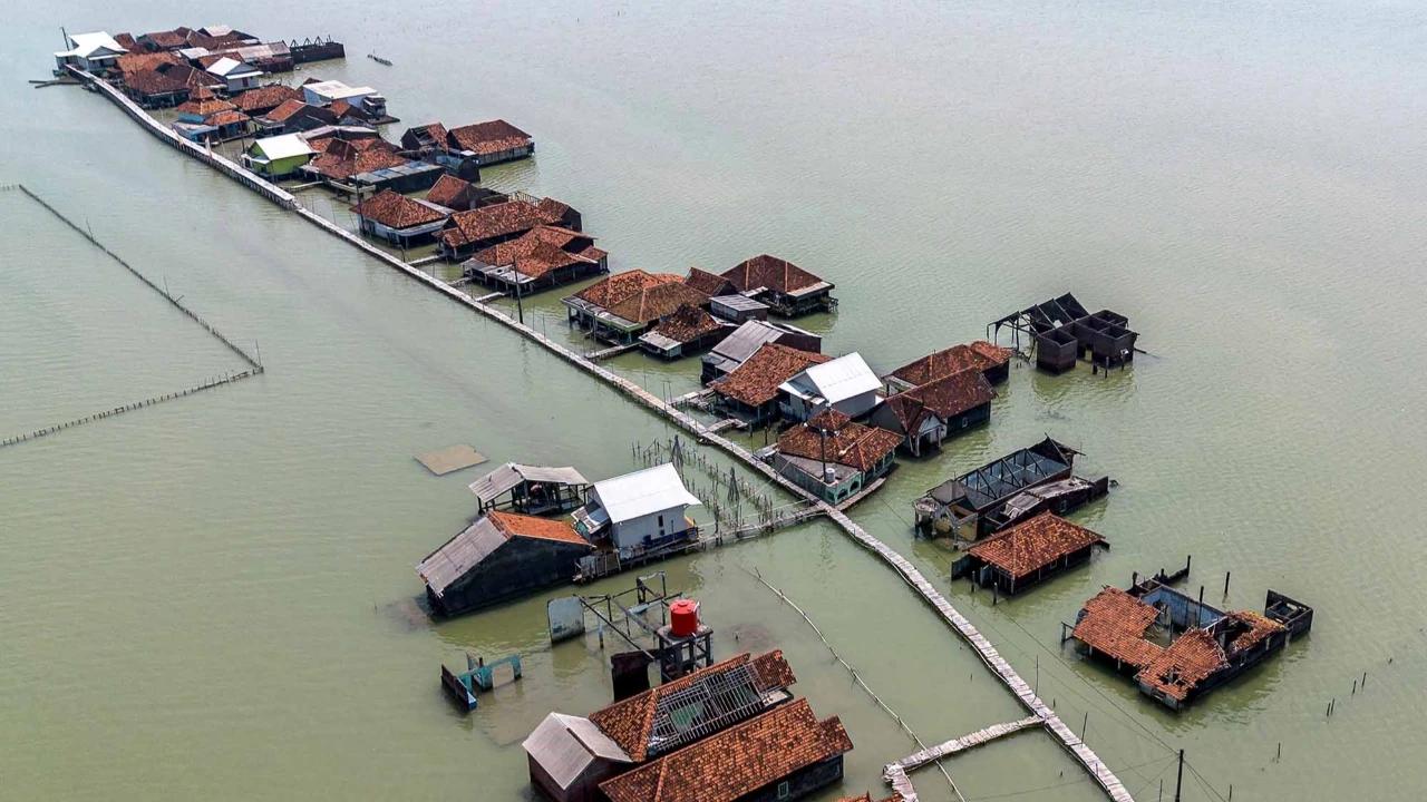 FOTO: Timbulsloko Bertahan di Tengah Rob yang Tak Kunjung Surut