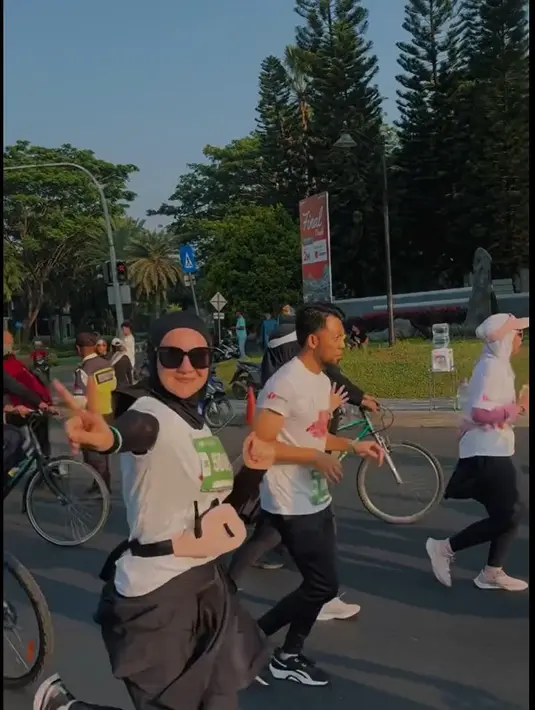 Menurut Irish Bella, pengalaman lari maraton ini juga jadi yang pertama. Ia mengaku tak banyak melakukan persiapan untuk mengikuti acara ini. [Instagram/_irishbella_]