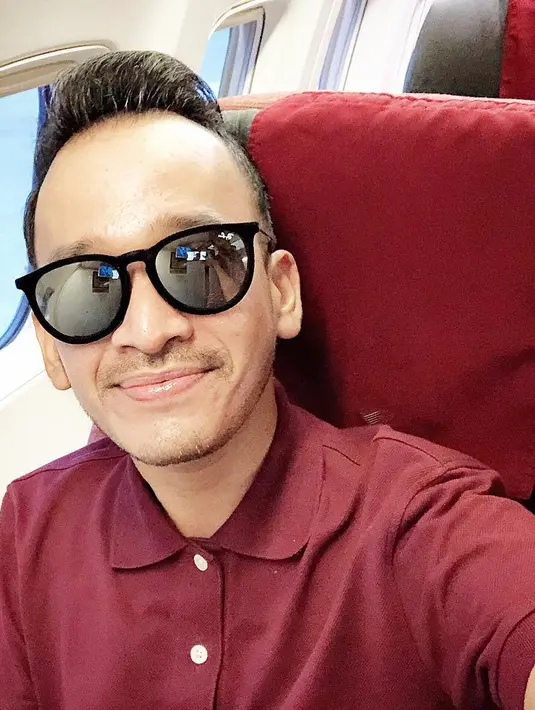 "Jakarta macetnya kan bikin boring, apa yang lo lakukan, tidur, makan tahu abang-abang lampu merah, atau bales komen . Gue pilih bales komen dan  jawabin komen  netizen," ujar Ruben Onsu. (Instagram/ruben_onsu)