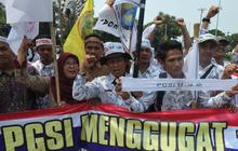 Tuntut jadi PNS, ratusan guru demo di depan Istana Negara