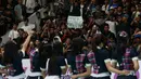 Fans JKT48 membawa sebuah poster yang ditujukan bagi idolanya saat tampil di acara puncak Grand Final AXIS Nation Cup 2023 yang berlangsung di Istora Senayan, Jakarta, Minggu (15/10/2023). (Bola.com/M Iqbal Ichsan)