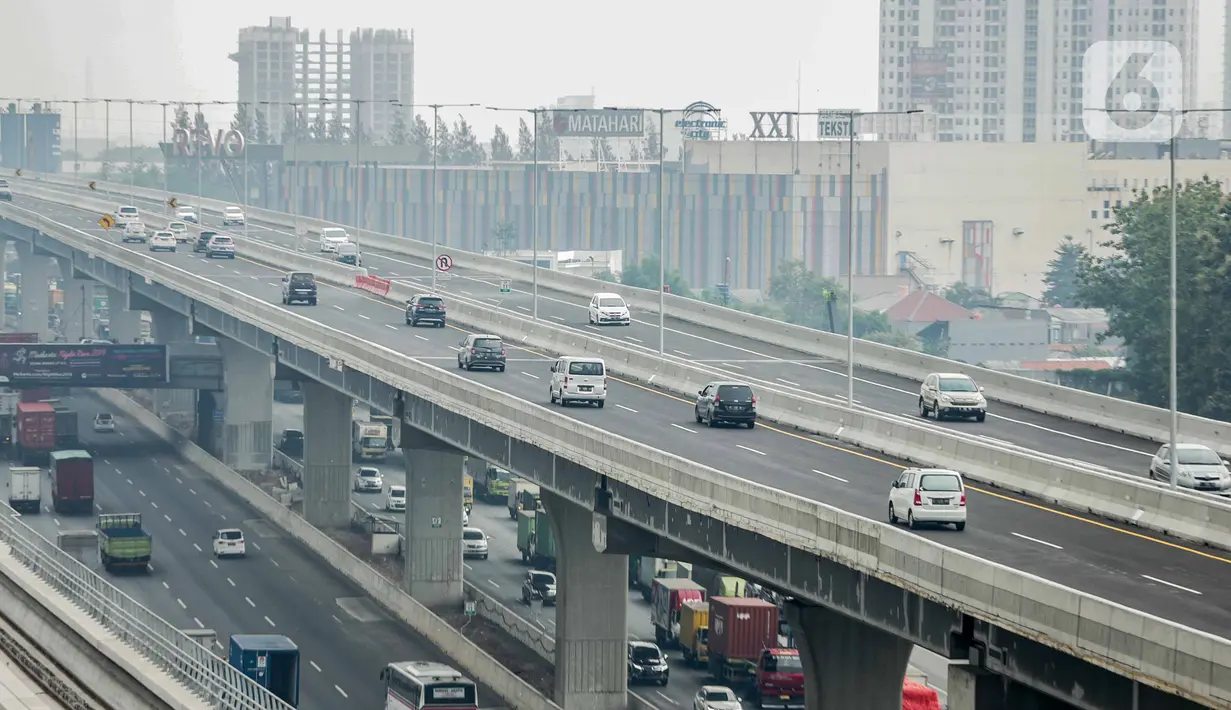 Sejumlah kendaraan roda empat melintas di Tol Layang Jakarta-Cikampek (Japek) II di Tambun, Kabupaten Bekasi, Jawa Barat, Senin (16/12/2019). Tol Layang Japek II mulai beroperasi pada 15 Desember 2019. (Liputan6.com/Faizal Fanani)
