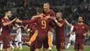 Penyerang AS Roma asal Bosnia, Edin Dzeko (tengah) membuka keunggulan timnya pada menit ke 10' setelah mendapat umpan Radja Nainggolan pada lanjutan Serie A melawan Torino di Olympic stadium, Rome, (19/2/2017). (AFP/Andreas Solaro)