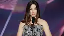 Ana de Armas berada di atas panggung untuk memberikan penghargaan selamna acara Golden Globe Awards ke-80 di Beverly Hilton Hotel di Beverly Hills, California (10/1/2023). (Rich Polk/NBC via AP)
