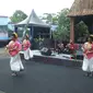 Atraksi Kendang Beleq dan Tarian Nusa Tenggara Barat membuka Iwan Fals Seri Konser Budaya, Sabtu (3/3). (Liputan6.com/Edu Krisnadefa)