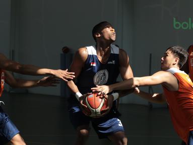 Pemain Asing Pelita Jaya, Chester Giles mencoba memasukan bola saat iadang rekannya pada sesi latihan di Istana Kana, Jakarta, (13/04/2018). Pelita Jaya akan melawan Satria Muda pada laga final IBL 19, 21, dan 22 april 2018. (Bola.com/Nick Hanoatubun)